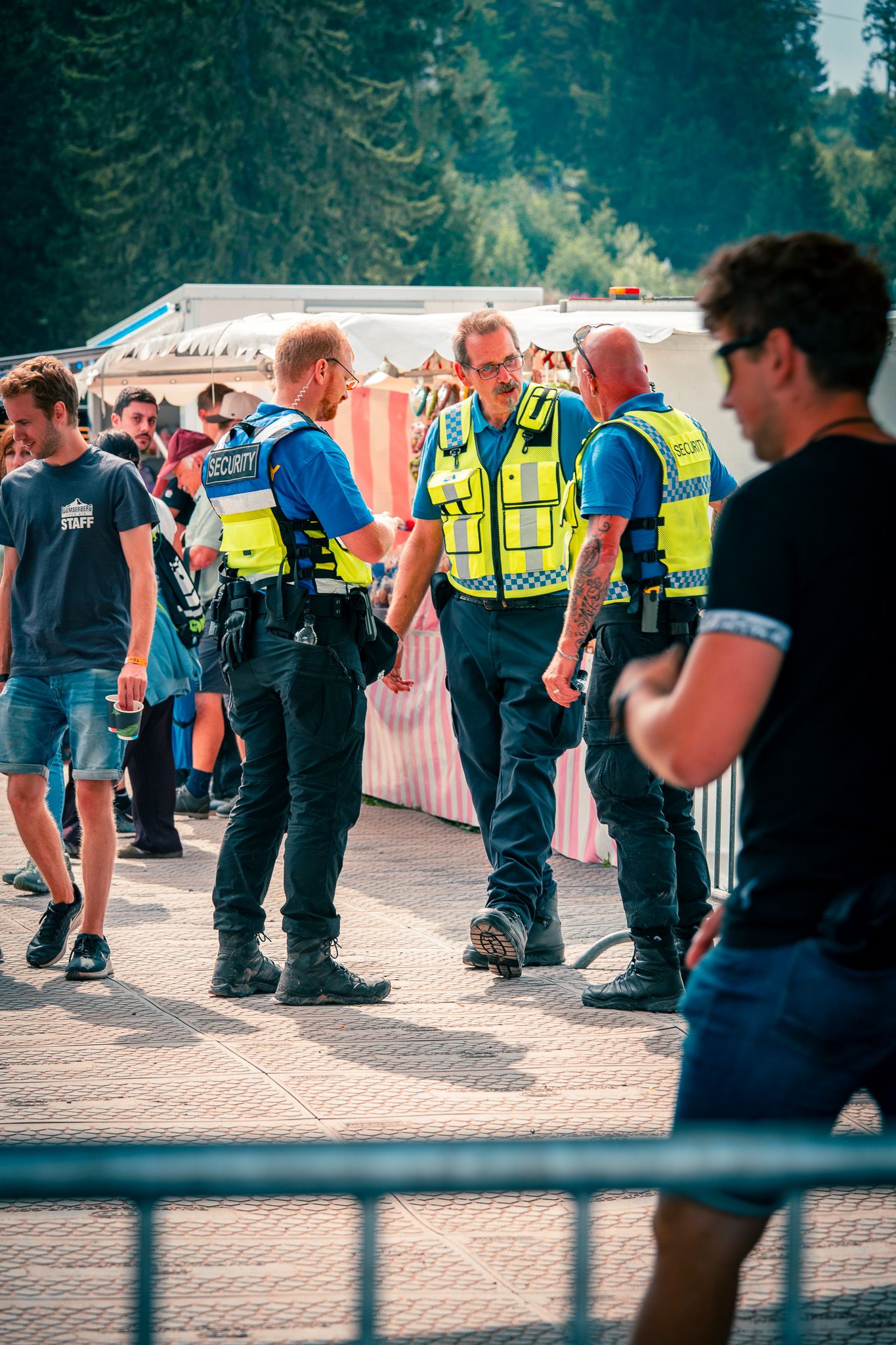 Ordnungsdienst an der Absperrung einer Veranstaltung
