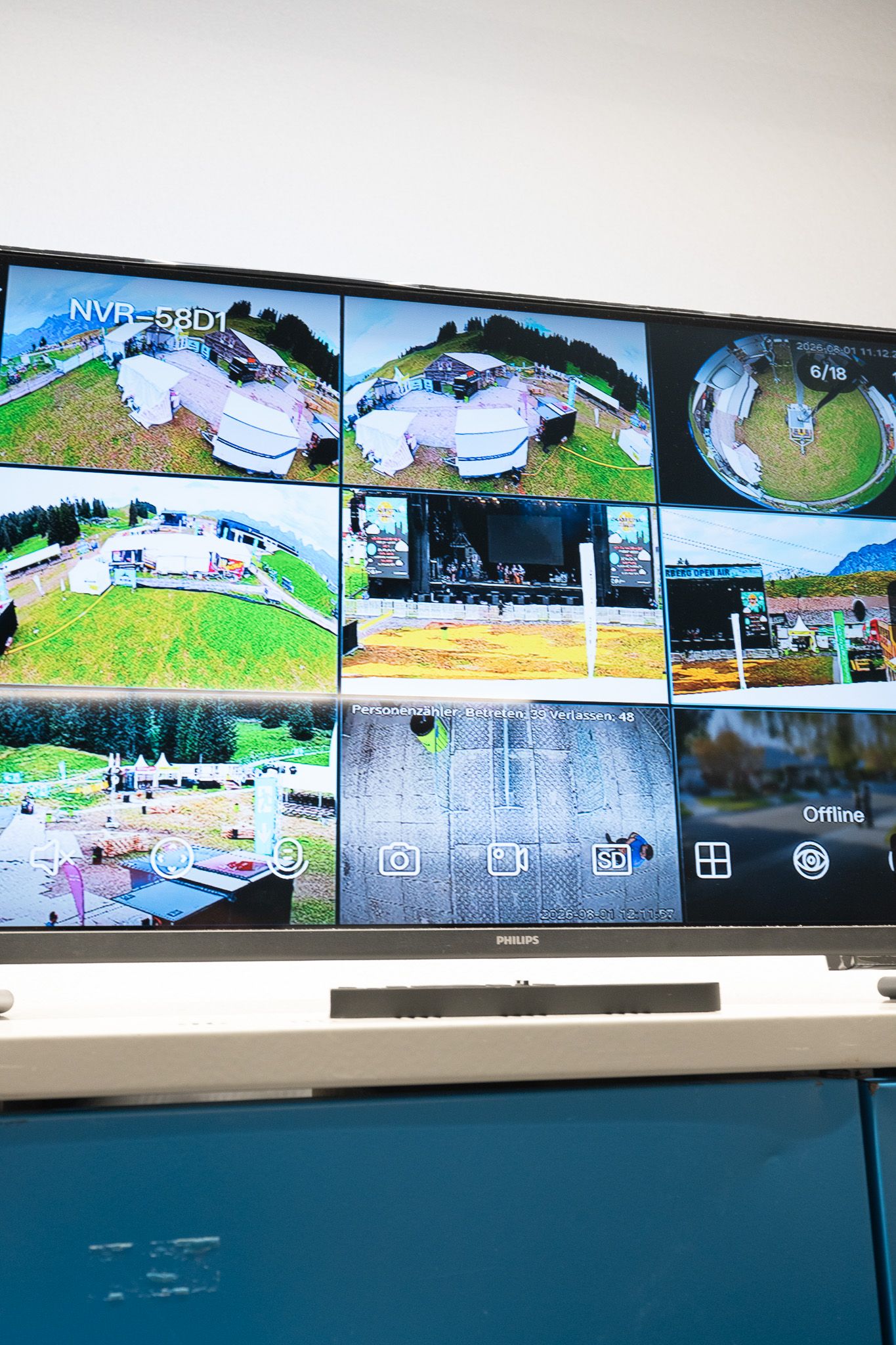 Monitorwand der Einsatzzentrale mit Kamerabildern