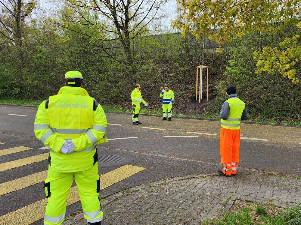 Teilnehmende üben im Grundkurs Verkehrsdienst das Einweisen am Fussgängerstreifen