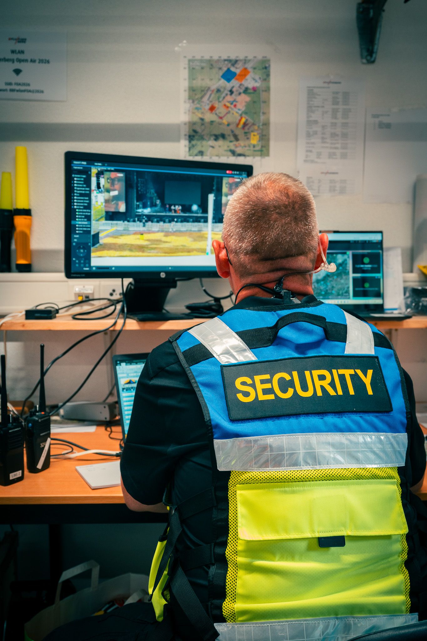 Sicherheitsmitarbeiter am Arbeitsplatz der Einsatzzentrale